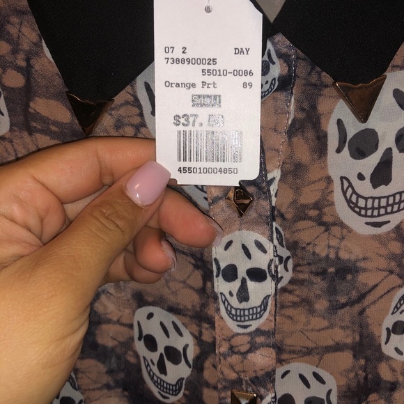 High-Low Chiffon Skull Button Down Shirt - Picture 5 of 5